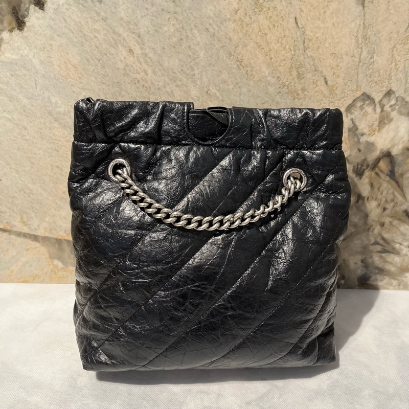 Balenciga黑銀抓皺羊皮束口水桶包-2