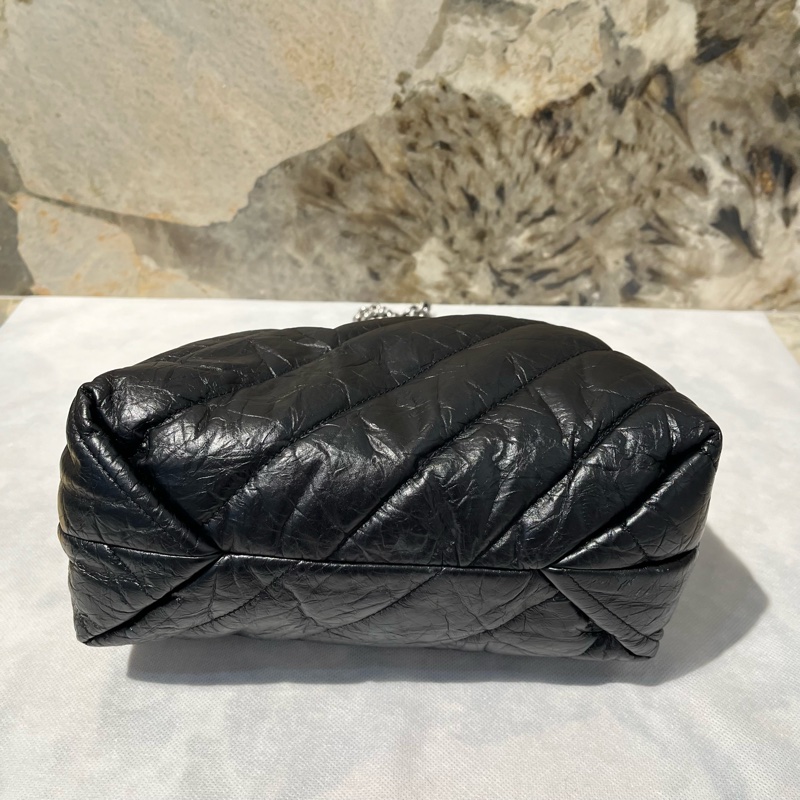 Balenciga黑銀抓皺羊皮束口水桶包-4