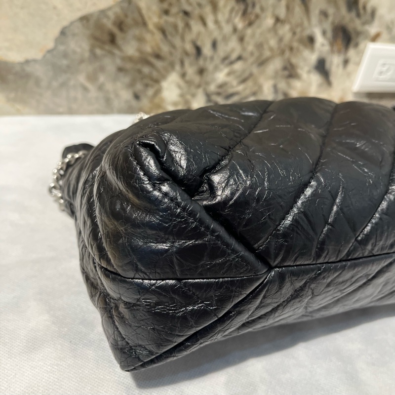 Balenciga黑銀抓皺羊皮束口水桶包-5