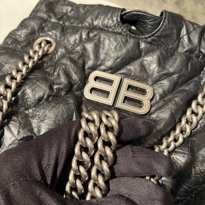 Balenciga黑銀抓皺羊皮束口水桶包-8