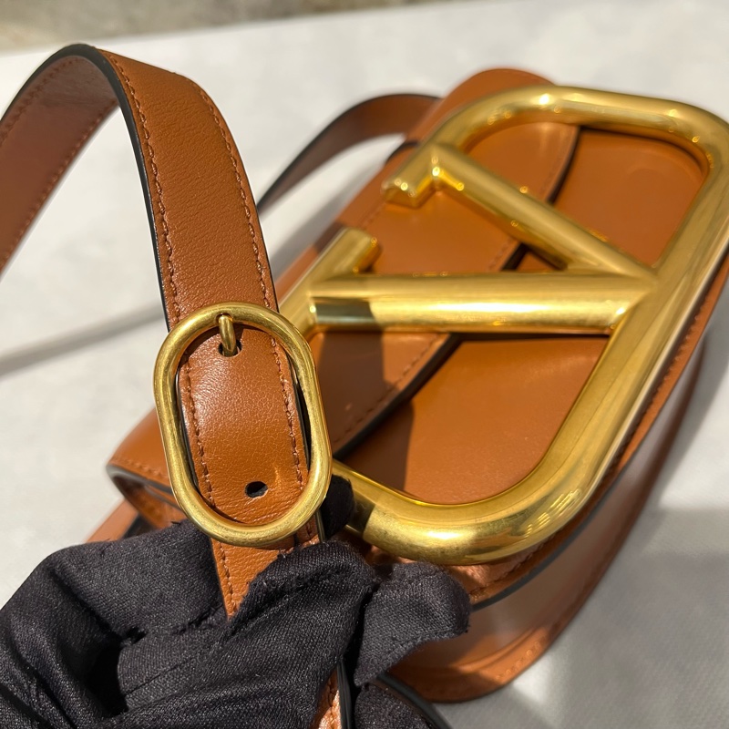 Valrntino Supervee掀蓋側背包-8