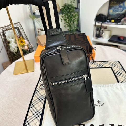 Bally 經典黑白背帶腰包