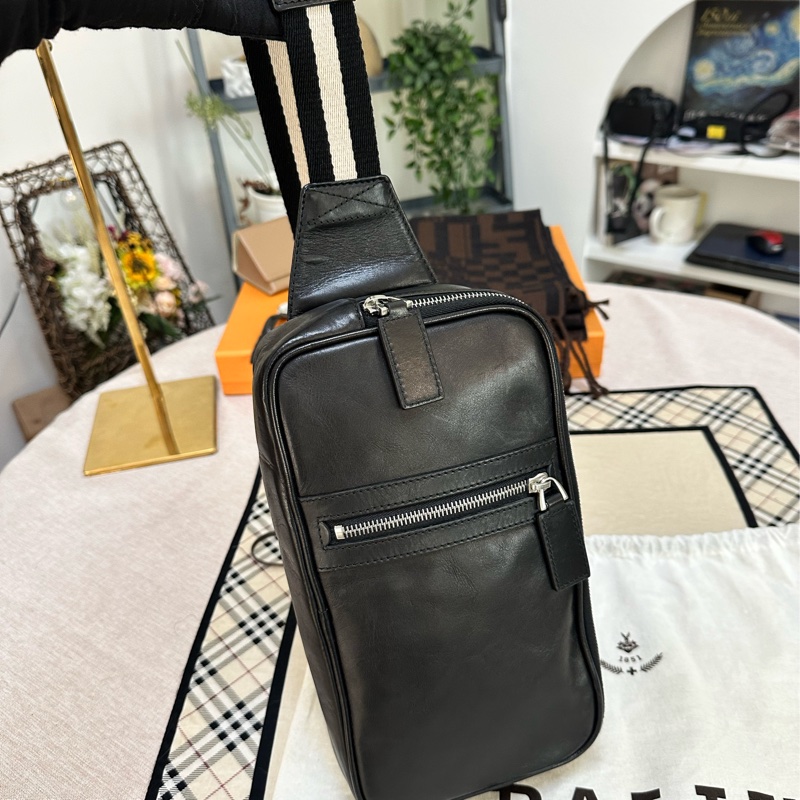 Bally 經典黑白背帶腰包-0