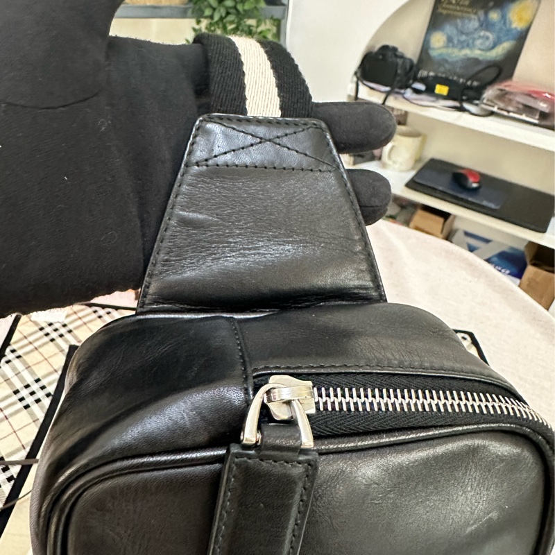 Bally 經典黑白背帶腰包-11