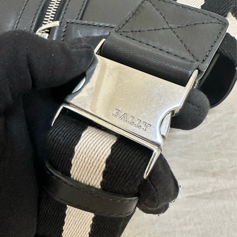 Bally 經典黑白背帶腰包-45