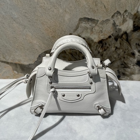 Balenciga白色牛皮Neo City機車包