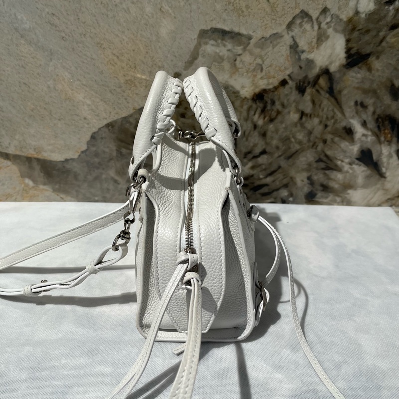 Balenciga白色牛皮Neo City機車包-1