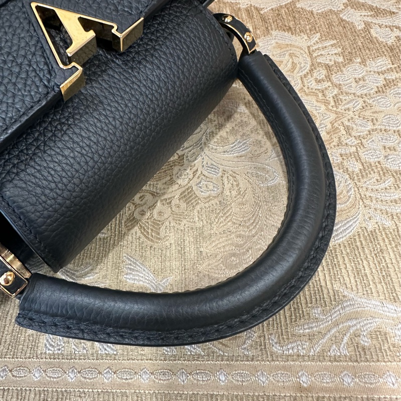 LV 黑牛皮金釦Capucines BB手提肩斜背包M24728-9