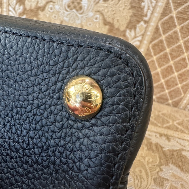 LV 黑牛皮金釦Capucines BB手提肩斜背包M24728-12