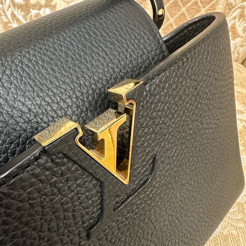 LV 黑牛皮金釦Capucines BB手提肩斜背包M24728-13