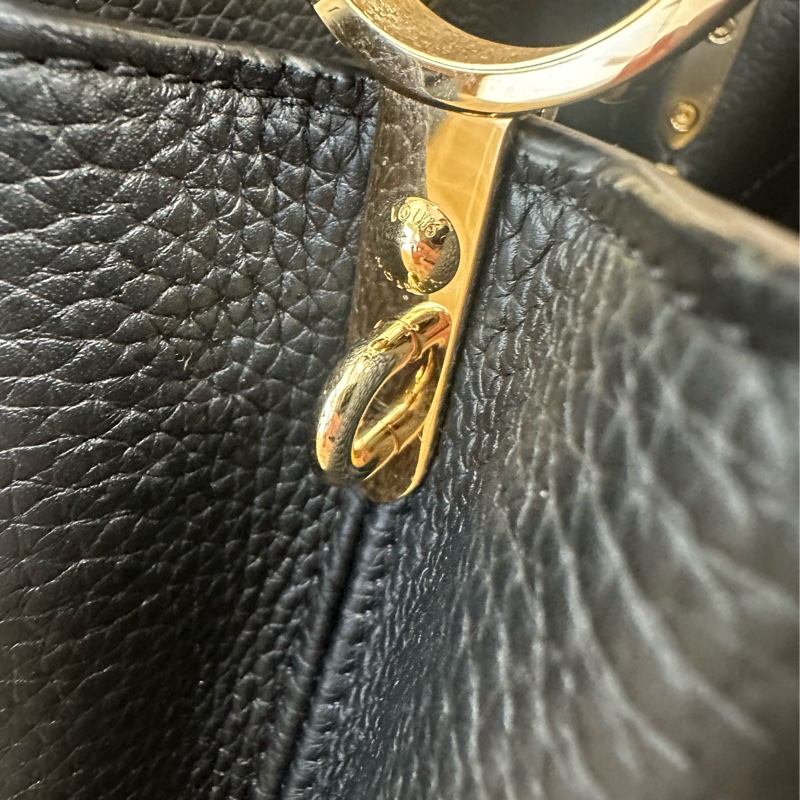 LV 黑牛皮金釦Capucines BB手提肩斜背包M24728-15