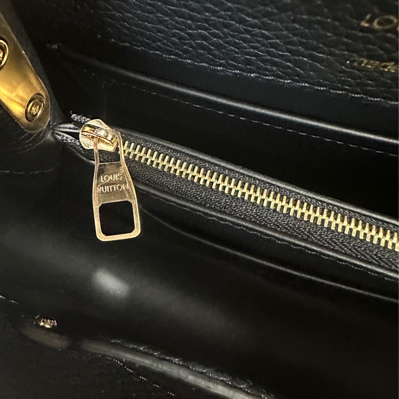 LV 黑牛皮金釦Capucines BB手提肩斜背包M24728-17