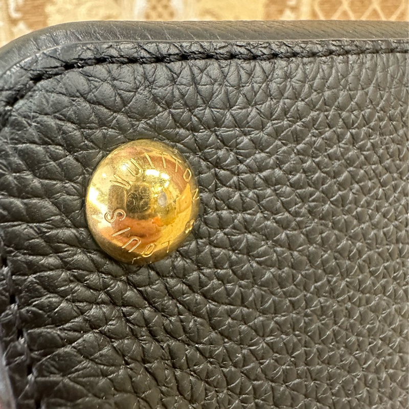 LV 黑牛皮金釦Capucines BB手提肩斜背包M24728-20