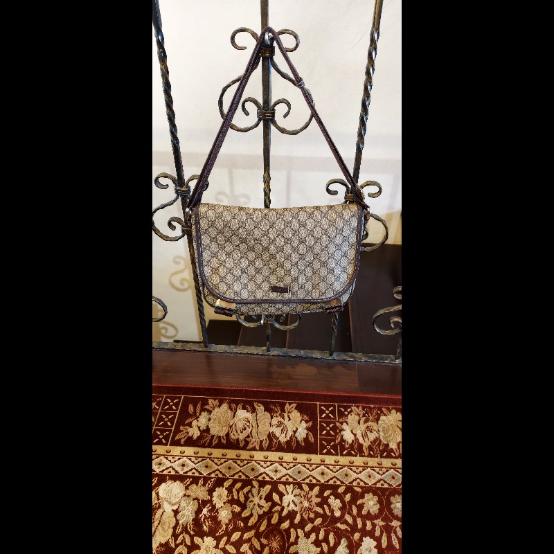 ​【GUCCI】經典 GG Supreme 雙 G 帆布中性斜背信差包/郵差包（保證正品/包況極佳）-9
