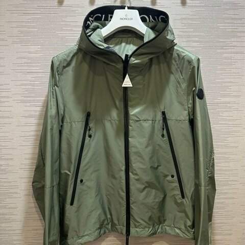 💎Han's house精品服飾💎moncler Junichi 字母 尼龍 防水 風衣 連帽 外套 軍綠 現貨 S ~ L 原價39300