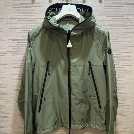 💎Han's house精品服飾💎moncler Junichi 字母 尼龍 防水 風衣 連帽 外套 軍綠 現貨 S ~ L 原價39300-0