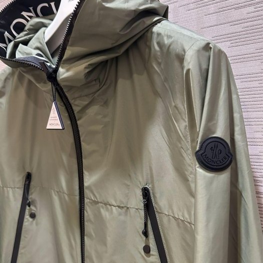 💎Han's house精品服飾💎moncler Junichi 字母 尼龍 防水 風衣 連帽 外套 軍綠 現貨 S ~ L 原價39300-1