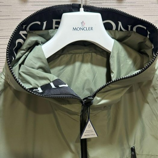 💎Han's house精品服飾💎moncler Junichi 字母 尼龍 防水 風衣 連帽 外套 軍綠 現貨 S ~ L 原價39300-5