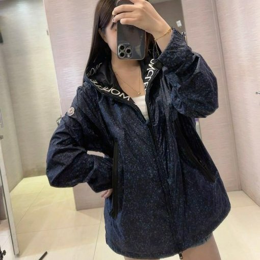 💎Han's house精品服飾💎moncler Splatter 立體刺繡 字母串標 風衣 連帽 外套 現貨 L ~ XXXXXL 原價35900-2