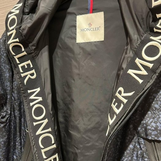 💎Han's house精品服飾💎moncler Splatter 立體刺繡 字母串標 風衣 連帽 外套 現貨 L ~ XXXXXL 原價35900-9