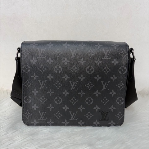 LV M46255 DISTRICT 黑色原花字紋老花 斜背包信差包郵差包記者包航空包