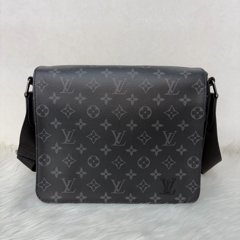 LV M46255 DISTRICT 黑色原花字紋老花 斜背包信差包郵差包記者包航空包-0