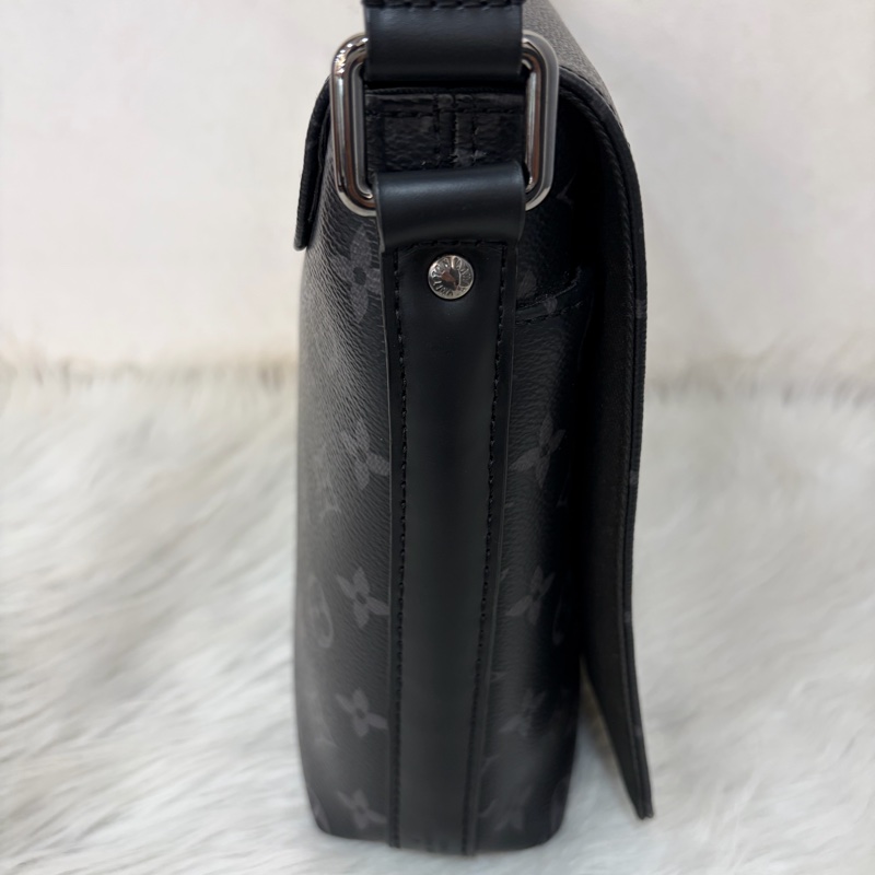 LV M46255 DISTRICT 黑色原花字紋老花 斜背包信差包郵差包記者包航空包-1