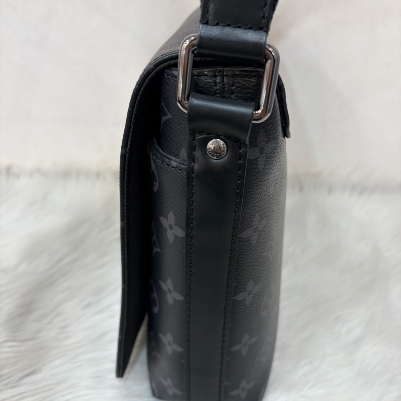 LV M46255 DISTRICT 黑色原花字紋老花 斜背包信差包郵差包記者包航空包-3