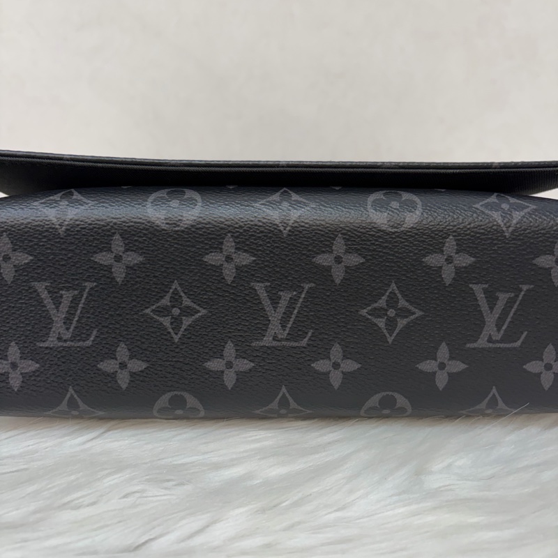 LV M46255 DISTRICT 黑色原花字紋老花 斜背包信差包郵差包記者包航空包-4