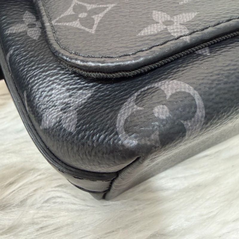 LV M46255 DISTRICT 黑色原花字紋老花 斜背包信差包郵差包記者包航空包-6
