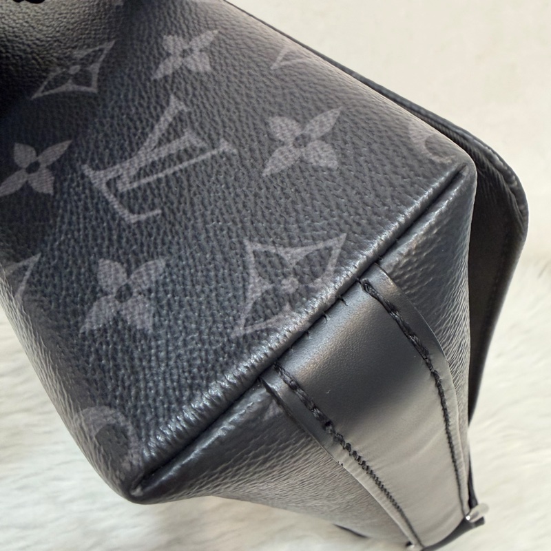 LV M46255 DISTRICT 黑色原花字紋老花 斜背包信差包郵差包記者包航空包-12