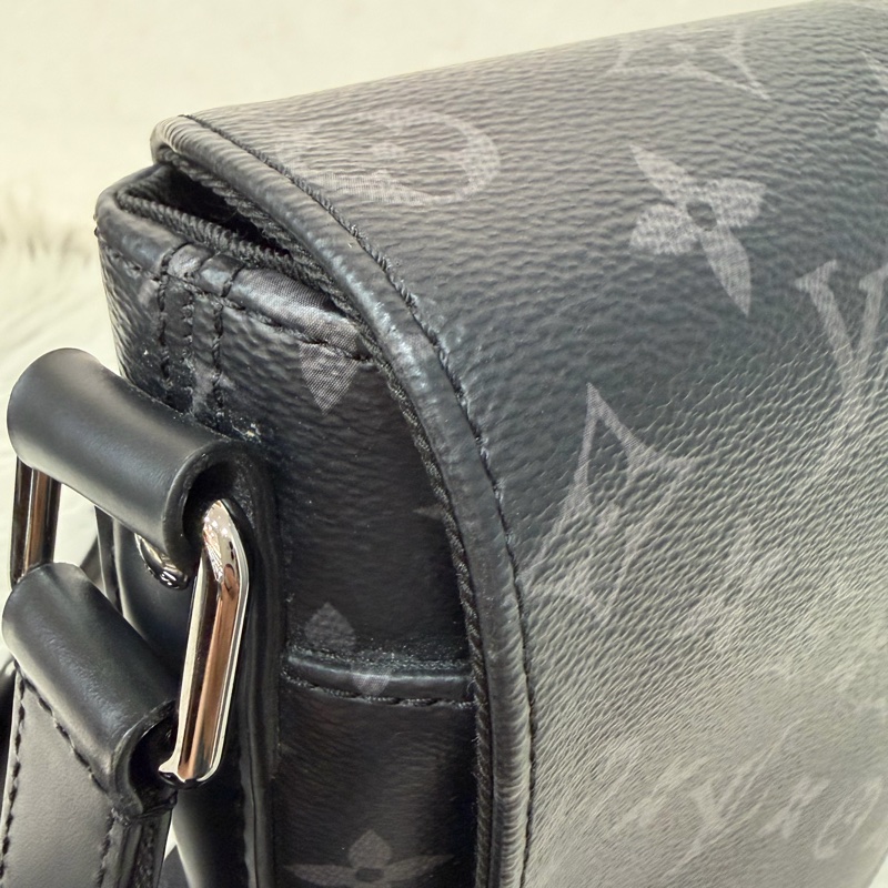 LV M46255 DISTRICT 黑色原花字紋老花 斜背包信差包郵差包記者包航空包-15