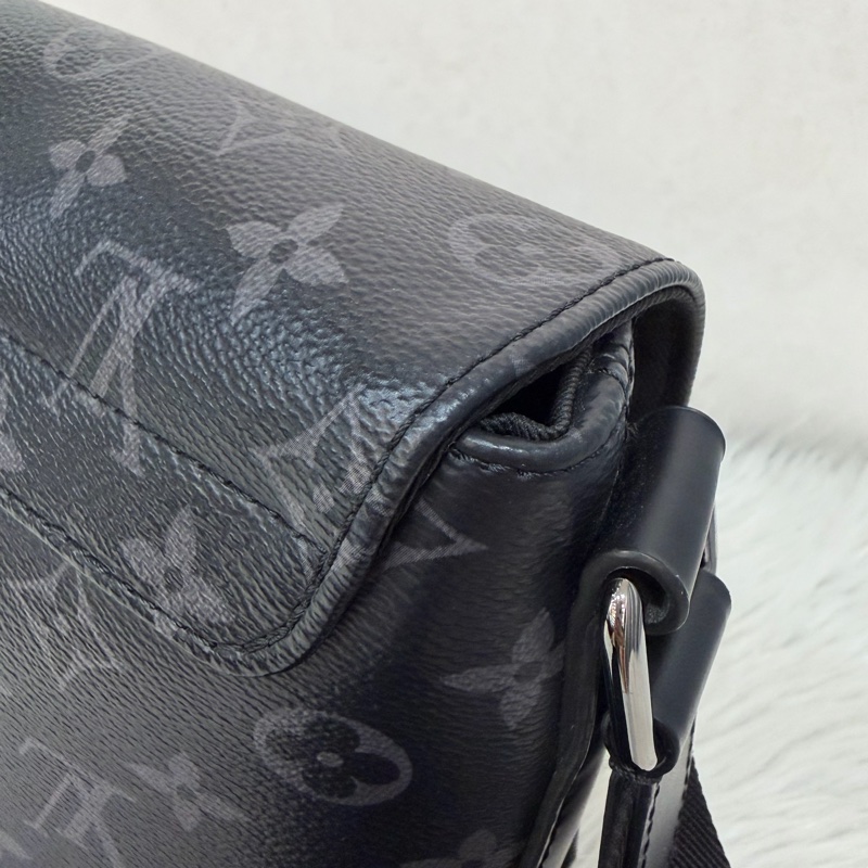 LV M46255 DISTRICT 黑色原花字紋老花 斜背包信差包郵差包記者包航空包-17