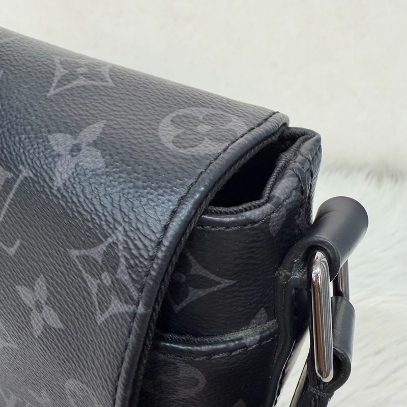 LV M46255 DISTRICT 黑色原花字紋老花 斜背包信差包郵差包記者包航空包-18