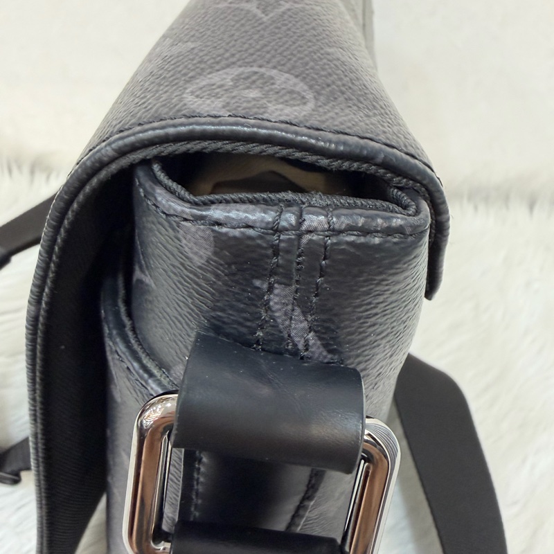 LV M46255 DISTRICT 黑色原花字紋老花 斜背包信差包郵差包記者包航空包-19