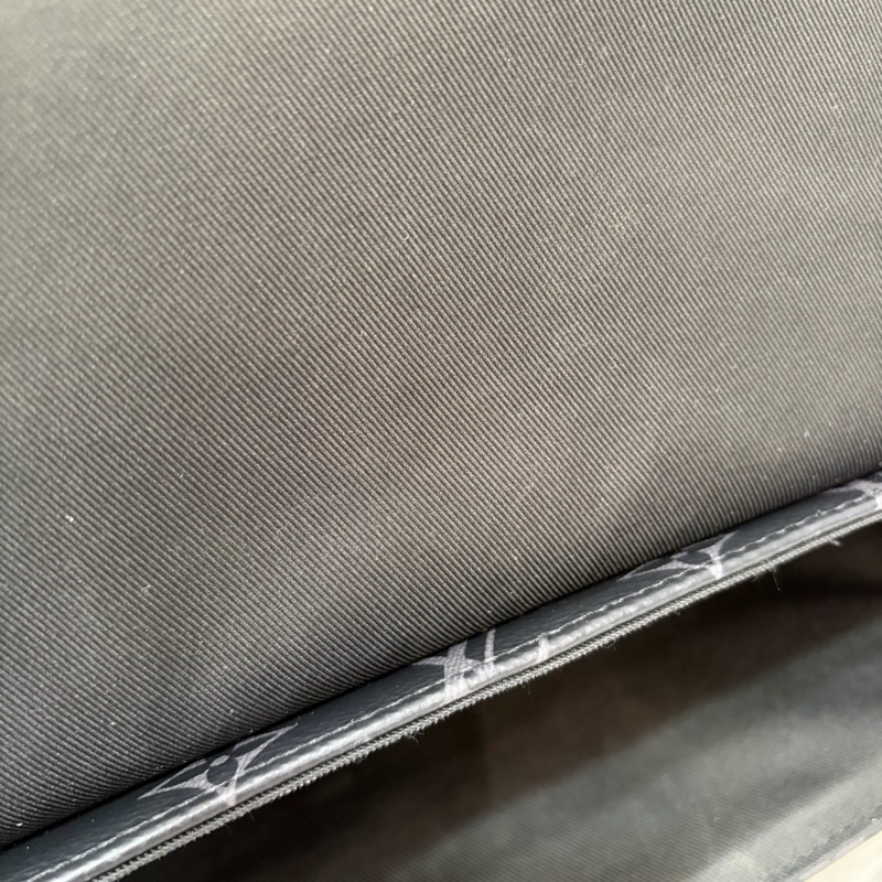 LV M46255 DISTRICT 黑色原花字紋老花 斜背包信差包郵差包記者包航空包-32