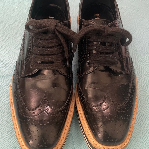 Prada 雕花鬆糕鞋