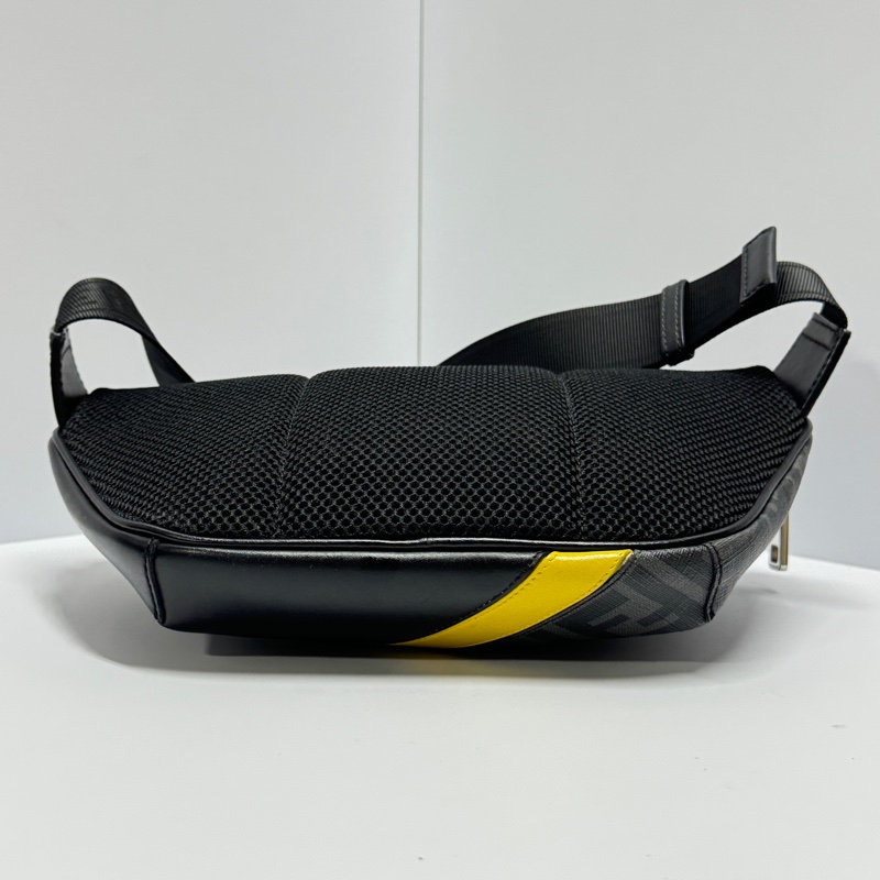 （近全新🎁） FENDI 經典老花 胸包/斜跨包 專櫃新款🎁-9