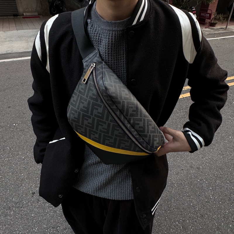（近全新🎁） FENDI 經典老花 胸包/斜跨包 專櫃新款🎁-13