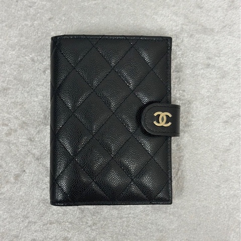 Chanel 黑金護照夾｜經典荔枝紋小牛皮｜全新全配｜附購證影本去個資