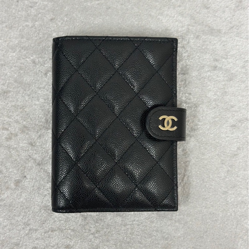 Chanel 黑金護照夾|經典荔枝紋小牛皮|全新全配|附購證影本去個資-0