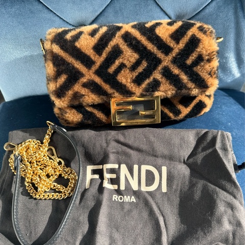 Fendi 迷你法棍羊羔毛包