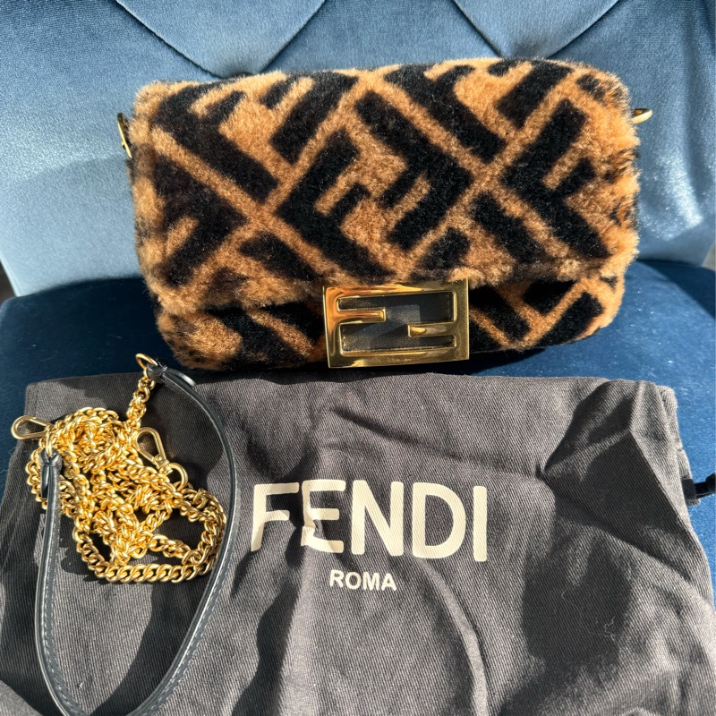 Fendi 迷你法棍羊羔毛包-0