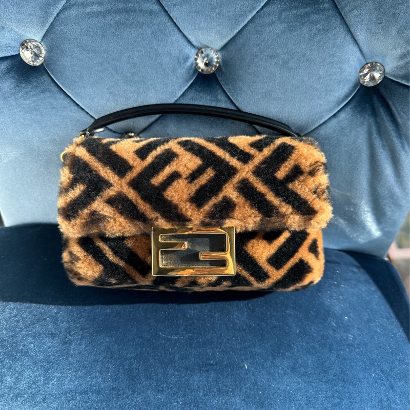 Fendi 迷你法棍羊羔毛包-1