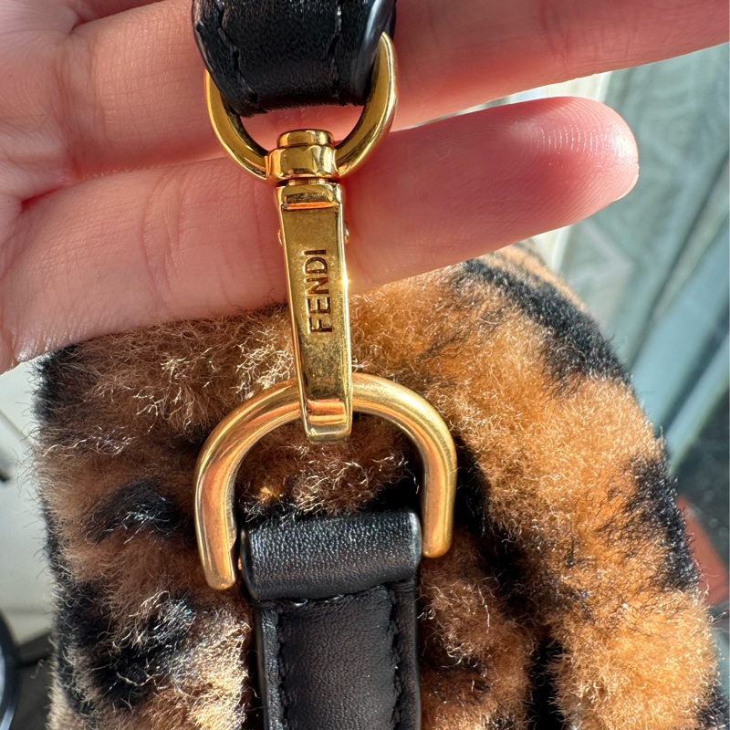 Fendi 迷你法棍羊羔毛包-5