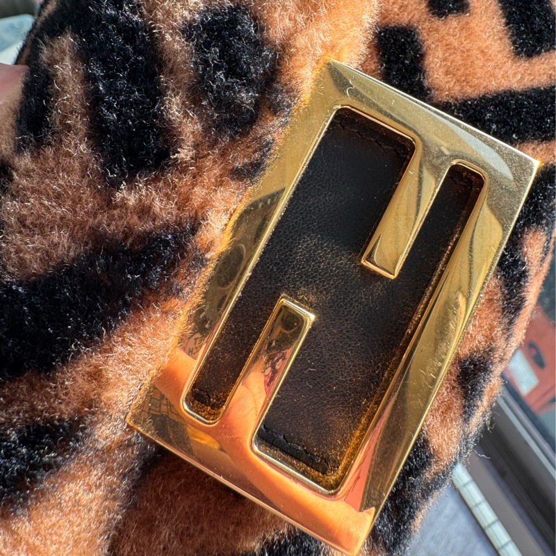 Fendi 迷你法棍羊羔毛包-6