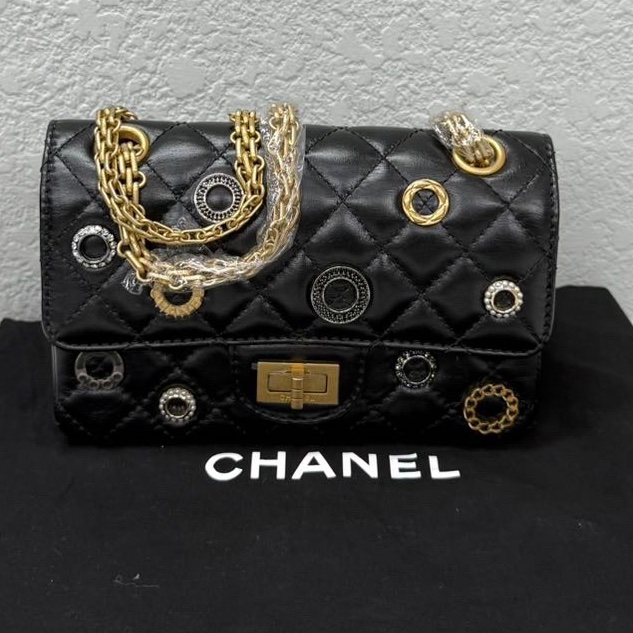 CHANEL香奈兒 22p 2.55 黑金 大mini 圓環 徽章 芯片款-0
