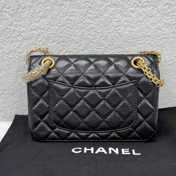 CHANEL香奈兒 22p 2.55 黑金 大mini 圓環 徽章 芯片款-1