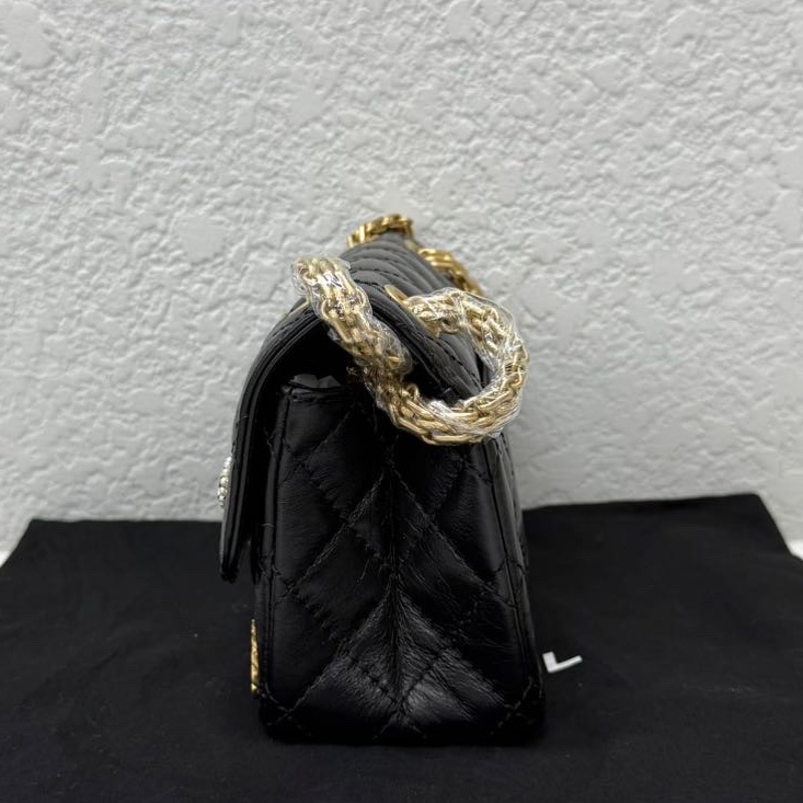 CHANEL香奈兒 22p 2.55 黑金 大mini 圓環 徽章 芯片款-4
