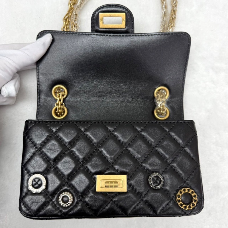 CHANEL香奈兒 22p 2.55 黑金 大mini 圓環 徽章 芯片款-5